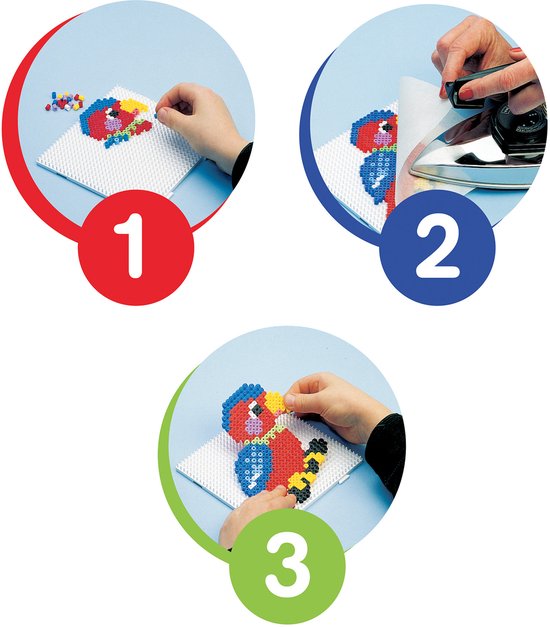Instructies in drie stappen om een vogel en bij van strijkkralen te maken, met handen die kralen plaatsen en een strijkijzer.