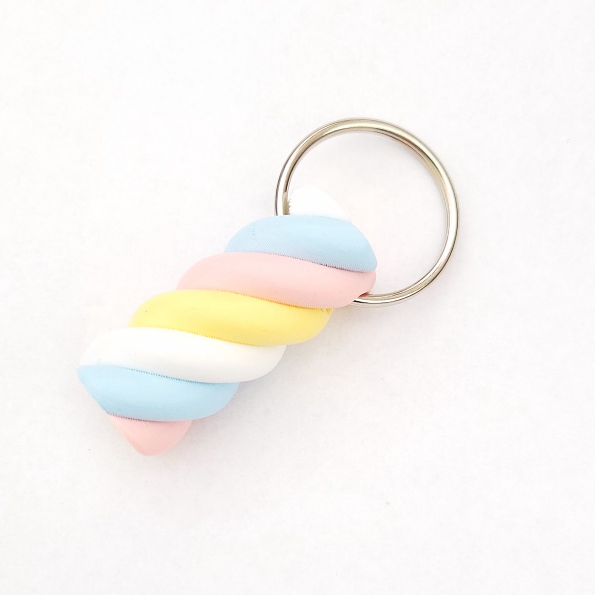 Spekje Twist - Sleutelhanger - 4 kleuren - Roze- Geel - Blauw - Wit - Oud-Hollands - Spekje - Dutch Design - 3D Geprint - Bagcharm - Tashanger - Snoepje - Tas - Hanger - Geschenk - Cadeau - juffen cadeau