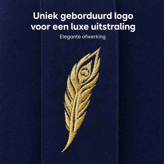 Gouden geborduurd pauwenveer logo op een donkerblauwe band, met tekst "Uniek geborduurd logo"