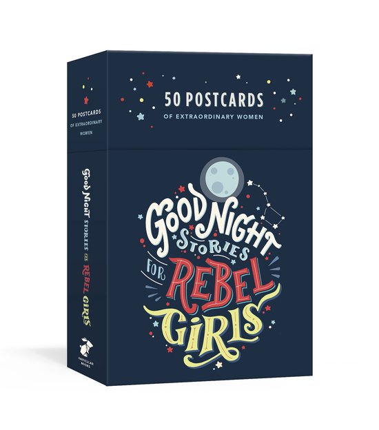 Doos met 'Good Night Stories for Rebel Girls' in veelkleurige letters, 50 ansichtkaarten van buitengewone vrouwen.
