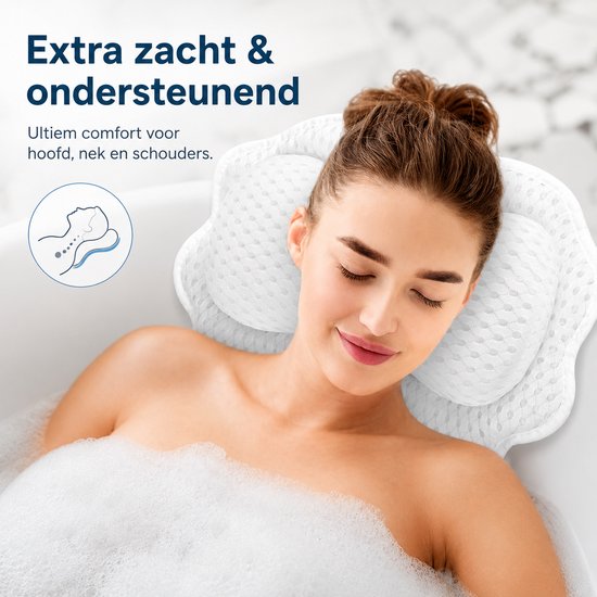 Vrouw ontspant in bad met wit, ondersteunend badkussen voor hoofd, nek en schouders.