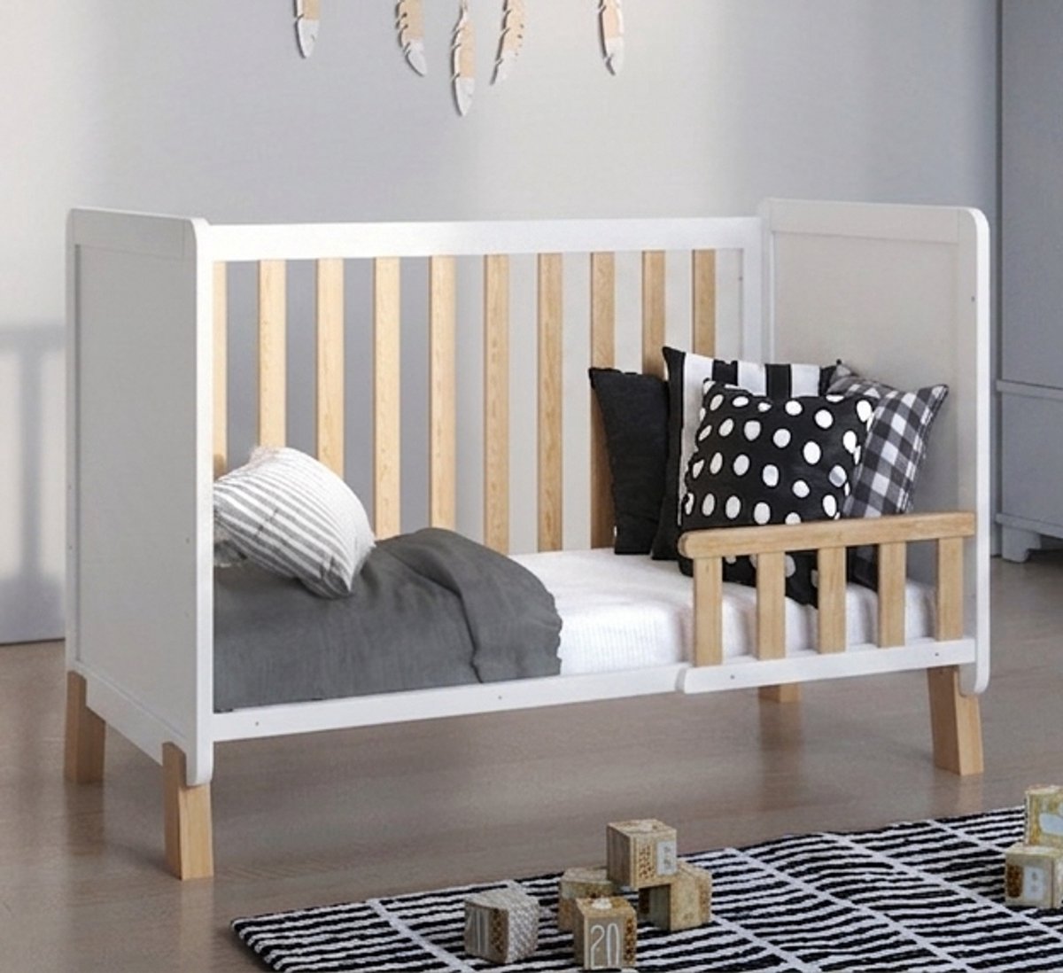 Love For Sleep Francis Babybedje 2-in-1 – Meegroeibed 120x60 cm – Met Extra Uitvalbeveiliging – Ruimtelijk Design – Exclusief Matras – Massief Grenenhout – Wit & Natuurlijk Grenen
