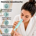 Vrouw gebruikt een lichtblauwe neusdouche.