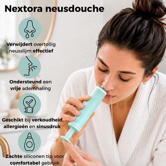 Vrouw gebruikt een lichtblauwe neusdouche.