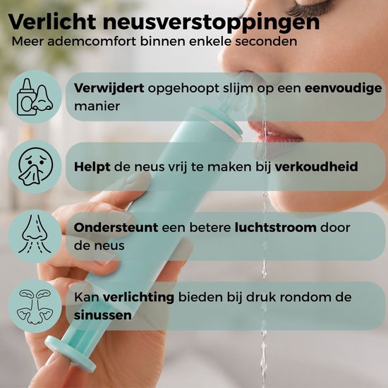 Vrouw gebruikt een lichtblauwe neusdouche.