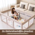 Beige grondbox met een vrouw en baby op een speelmat. Biedt een veilige speelplek voor je baby.