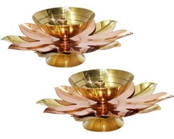 Messing Akhand Diya - Olie Lamp Set - Religieuze Rituelen - Gegraveerde Bloem Design - 3.8 cm Hoog - Goudkleurig