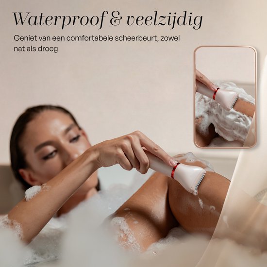Vrouw in bad met ladyshave, de scheerkop met schuim. Close-up van het nat scheren van een been.