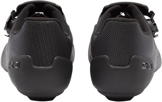 Achterkant van twee zwarte Sidi fietsschoenen met mesh.