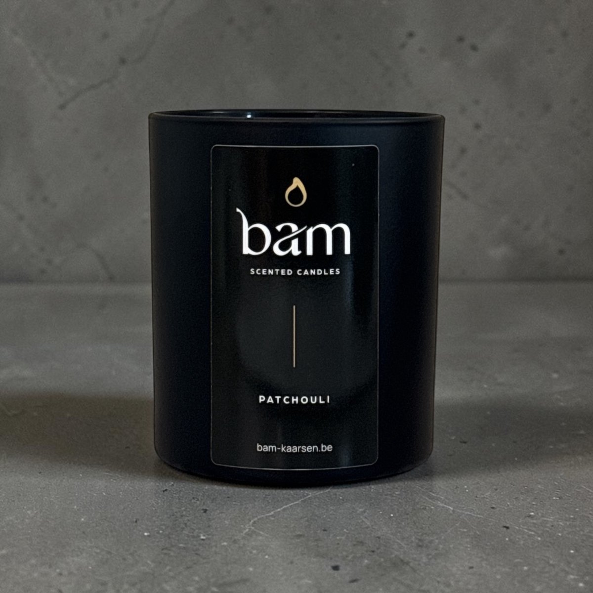 BAM Patchouli Geurkaars met Houten Wiek – Black Collection Medium – 60 Branduren – 190g – Zwart Potje – Vegan – Zonnebloemwas
