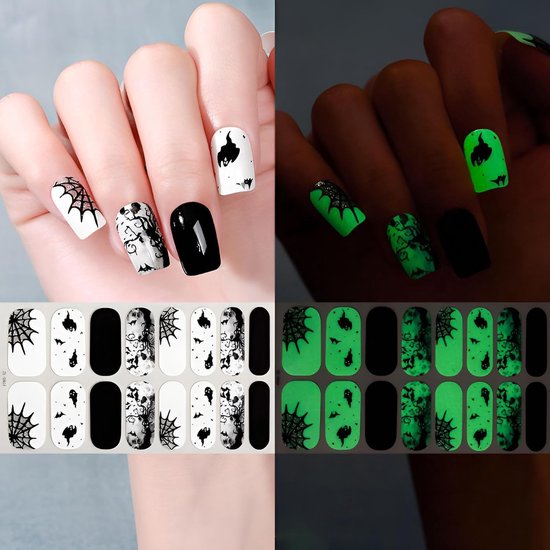 Halloween nagelstickers met spinnenwebben, spoken en vleermuizen, gloeiend in het donker.