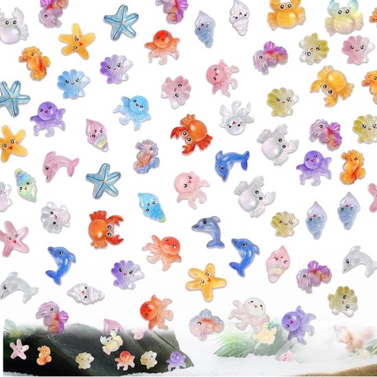 Kleurrijke, kleine harsfiguurtjes in de vorm van zeedieren en schelpen voor decoratie.