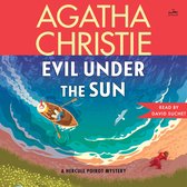 Boekomslag van 'Evil Under the Sun' door Agatha Christie, met een bootje op zee en een figuur op het strand. Inclusief 'A Hercule Poirot Mystery'.