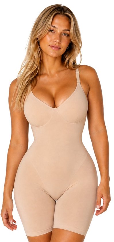 Vrouw in beige corrigerende bodysuit met pijpjes, zichtbaar van voren.
