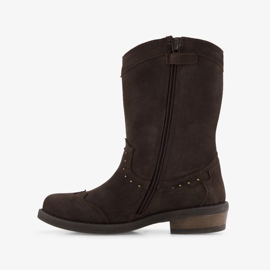 Donkerbruine suède cowboylaarsjes met ritssluiting, studs en wingtip details.
