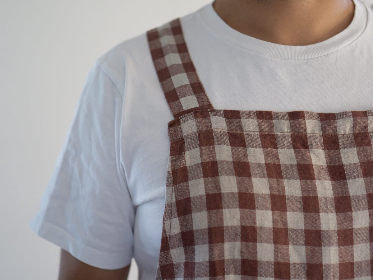 Linnen Label - Duurzaam 100% Europees gewassen linnen (keuken)schort - Kruisrug - Twee zakken - Cacao geruit