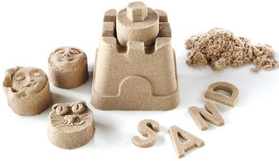 Château de sable kinetisch, deux visages, une forme de chat et les lettres S, A, N, D.