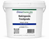 Witte emmer met groene en blauwe etikettering: 'OnlineChemicaliën Bakingsoda Foodgrade', inhoud 1.25 kg, CAS: 144-55-8.