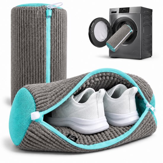 Sac à linge gris pour chaussures avec mesh turquoise et fermeture éclair, contenant des baskets blanches. À côté d'un sac fermé et d'un filtre à chaussures dans une machine à laver.