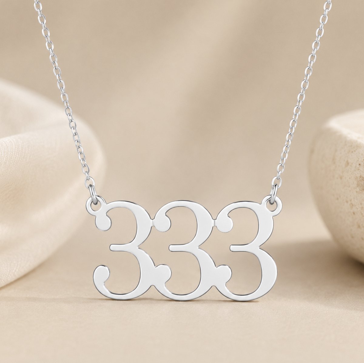 Maevi® Ketting met Engel Getal - 333 - Kleur: Zilver - Hoge Kwaliteit - Roestvrijstaal / RVS / Stainless Steel - Verkleurt Niet - Angel Number - Necklace - Engelgetal Ketting - Spiritueel - Sieraden - Numerologie - 333 Ketting Betekenis