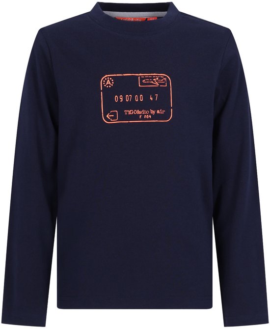 Donkerblauwe longsleeve voor jongens met een oranje grafische print op de voorkant. Tekst: 09 07 00 47 TYGO&vito by air F.009.