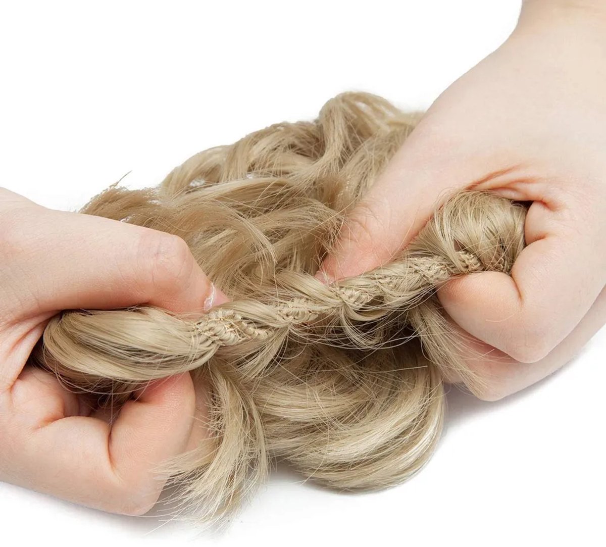 Haarextensies, haarstukjes, haarelastiekjes, opgestoken kapsels, nonchalante paardenstaarten, knotjes, golvende krullen, volumineuze haarextensies, grijsgoud haar.