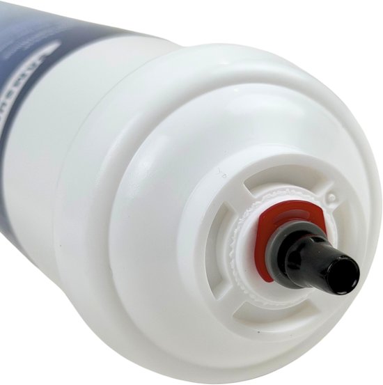 Close-up van de witte Samsung in-line waterfilter met rode en zwarte connectoren.