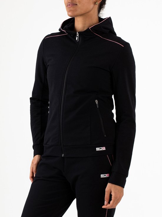 Zwart trainingsjack met roze biezen langs de capuchon, rits en zakken. Model draagt het jack en een bijpassende broek met logo.