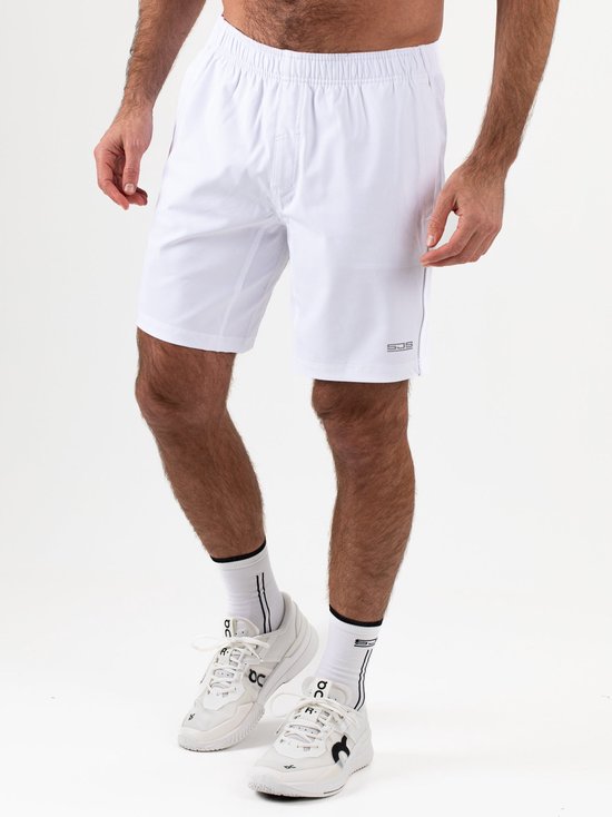 Heren in witte sportshorts met steekzakken, verstelbare tailleband en discreet logo. Op de benen is een gestreepte naden te zien.