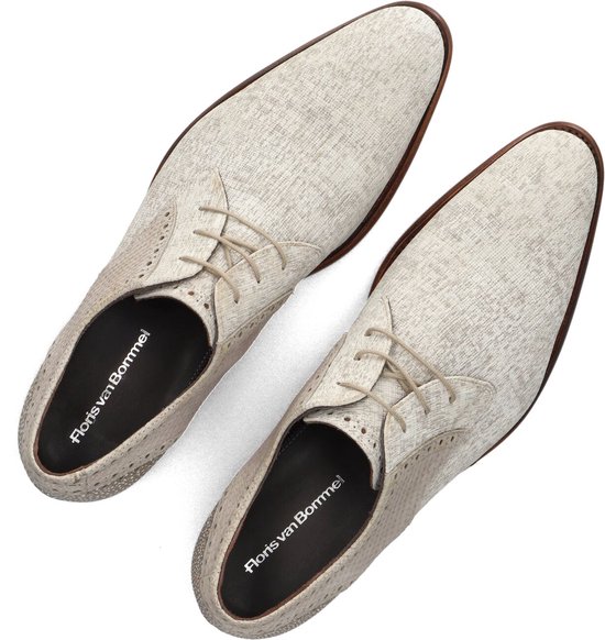 Lichtbeige herenschoenen van Floris van Bommel met veter sluiting en reptielpatroon op de hiel.