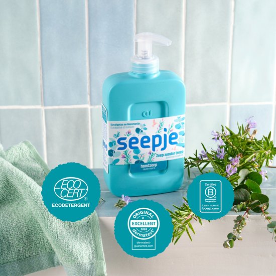 Lichtblauwe Seepje handzeepfles met het label "Eucalyptus en Rozemarijn". Links een groene handdoek.