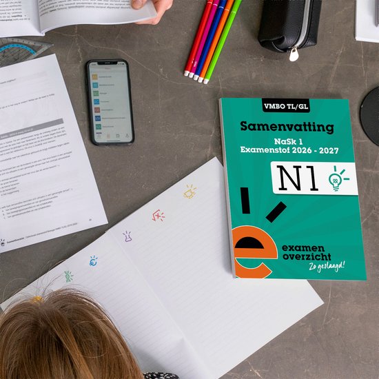 Groene kaft met de titel 'Samenvatting NaSk 1 Examenstof 2026 - 2027 N1', met een getekende lamp en een oranje 'e'.