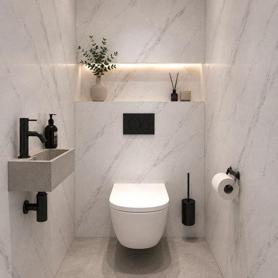 Modern toilet met zwevend toilet, betonkleurig wastafeltje en marmeren wanden.