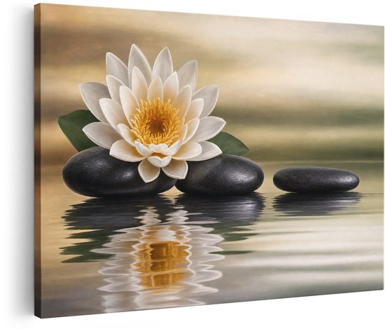 Une toile représentant un nénuphar blanc au cœur jaune sur des pierres noires, avec une réflexion dans l'eau miroitante.