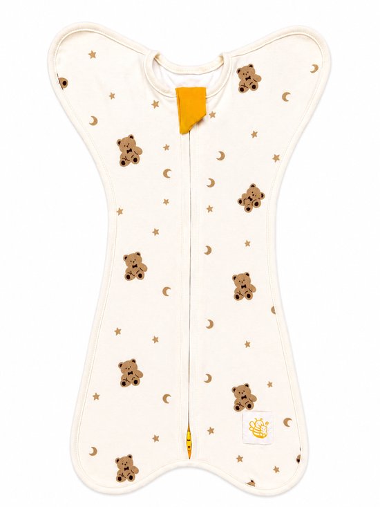 Crème inbakerslaapzak met bruine beren, manen en sterrenprint. Gele rits, logo en Honeybears label.