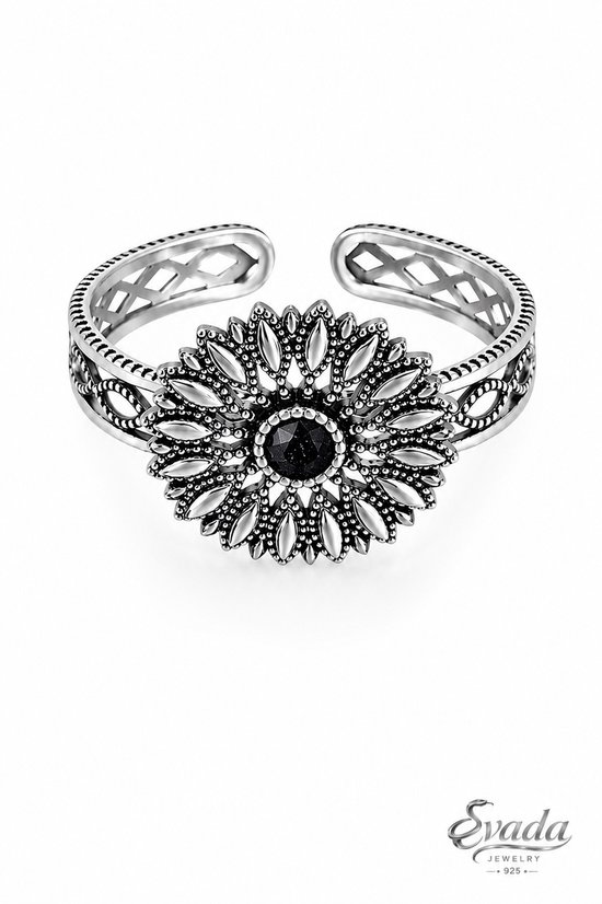 Bracelet argenté orné d'une grande fleur centrale en pierre noire avec des détails ajourés.