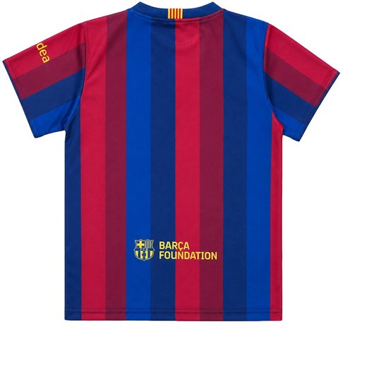 Achterkant FC Barcelona shirt met blauwe en rode verticale banen en 'Barça Foundation'-tekst.
