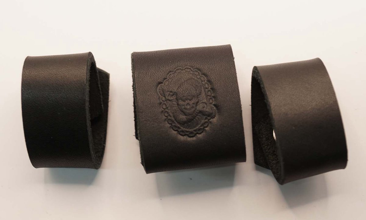 3 Lederen riem lusjes voor broekriem van 4 cm breed, 2x uni zwart en 1x zwart met doodskop - zwarte leren lusje vervangen voor lederen broekriem - riem lusjes met drukker - riem lusje vervangen omdat die verloren is - riem repareren nieuw lusje