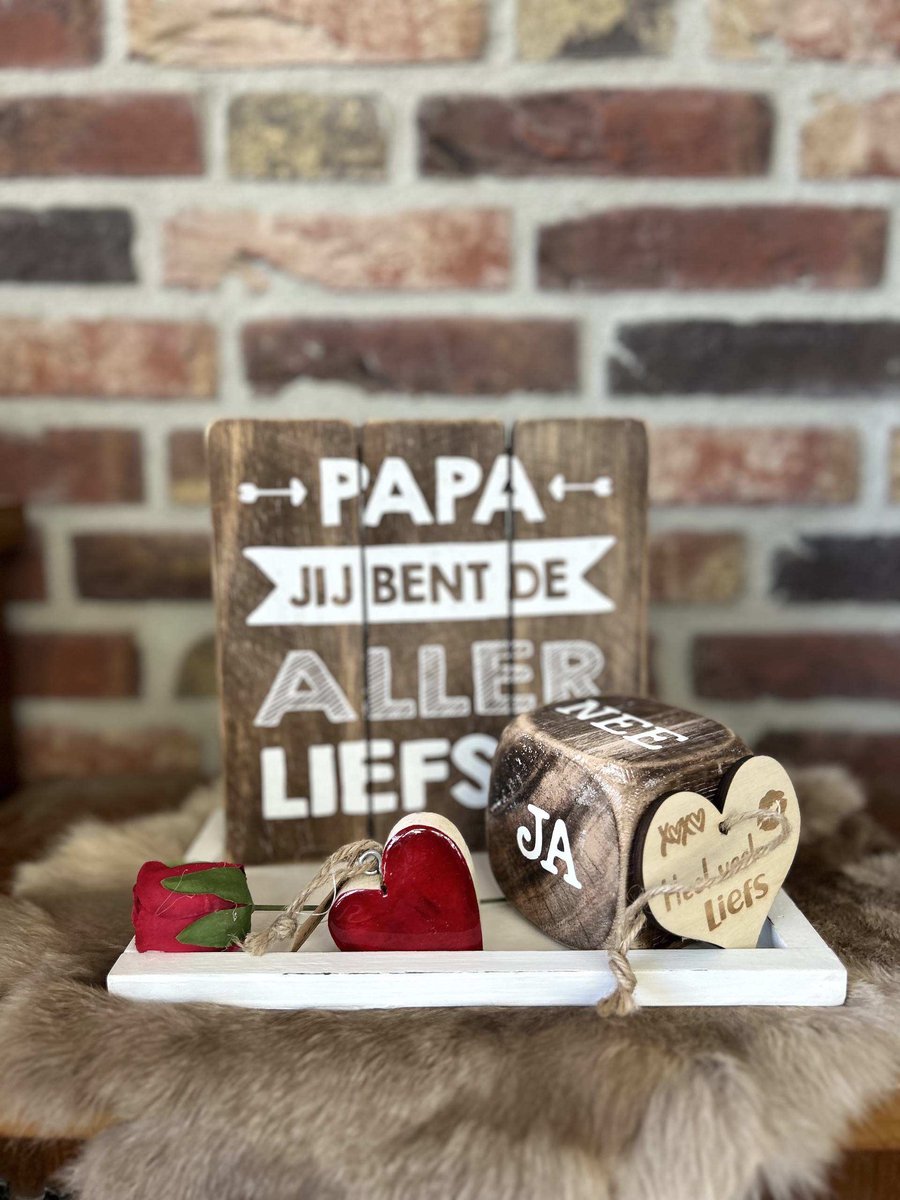 Creaties van hier – dienblaadje wit - Rode roos - rood hart - dobbelsteen Ja en Nee - tekstbordje papa allerliefste - met houten hartje