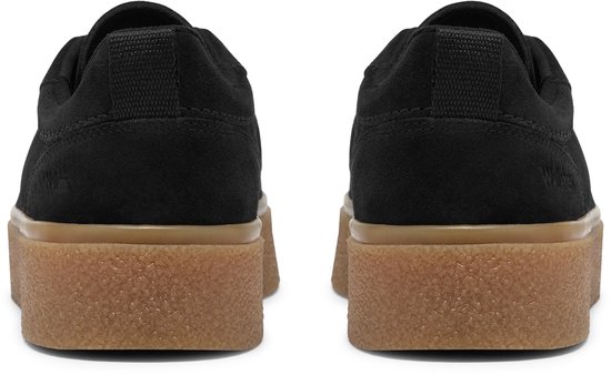Achterkant van zwarte suède veterschoenen met dikke crêpezool.