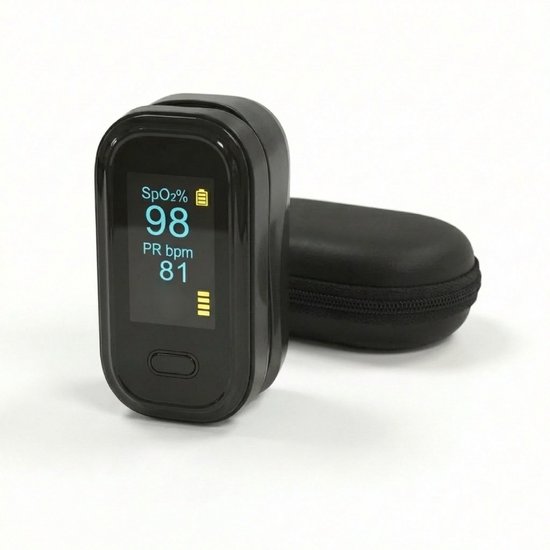 Zwarte saturatiemeter met display die SpO2 van 98% en PR bpm 81 aangeeft, met opberghoes ernaast.