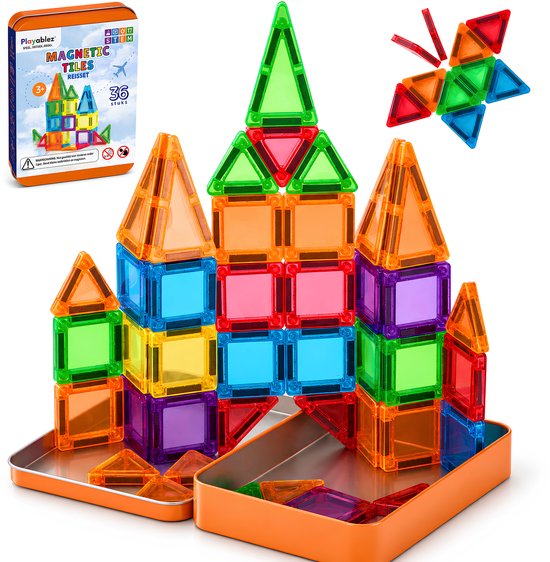 Een grote constructie gemaakt van kleurrijke magnetische tegels in de oranje opbergdoos. Inclusief een magnetische vlinder.
