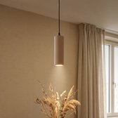 Een beige, cilindrische hanglamp met verticale ribbels, die naar beneden schijnt.