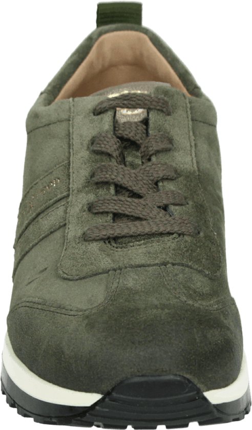 Donkergroene suède sneaker, van voren gezien, met veters en opvallende zool.