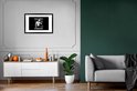 Zwart-witte poster met een skelet dat gewichten heft, 'SKULL FITNESS' en 'NO PAIN NO GAIN', boven een dressoir.