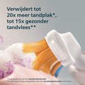 Gedetailleerde opname van de borstelharen van een elektrische tandenborstel die tandplak verwijderen.