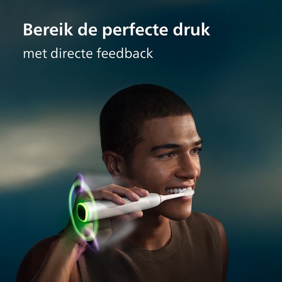 Man poetst zijn tanden met een zilverkleurige Philips Sonicare tandenborstel, met een groene lichtring die de optimale druk aangeeft.