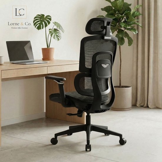 Zwarte ergonomische bureaustoel met mesh rugleuning en hoofdsteun, in een kantooromgeving aan een bureau.