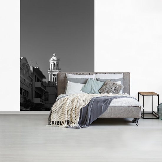 Behang - Fotobehang Uitsnede van hoog gebouw in Dominicaanse Republiek in zwart-wit - Breedte 225 cm x hoogte 350 cm