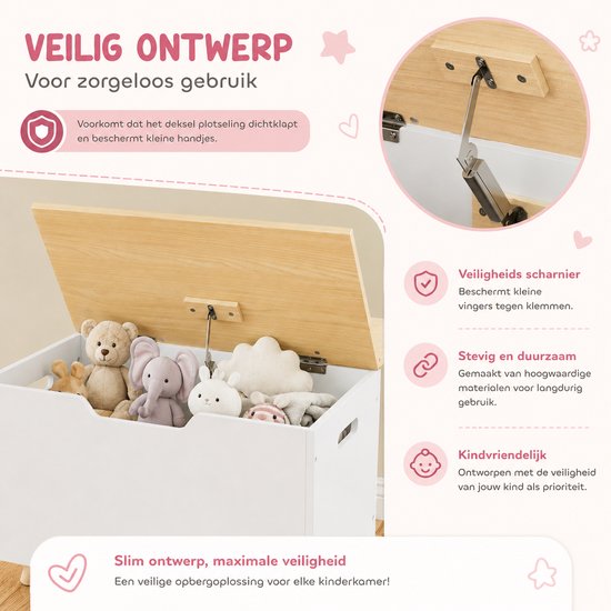 Detail van een veiligheidsscharnier op een witte speelgoedkist met houten deksel.